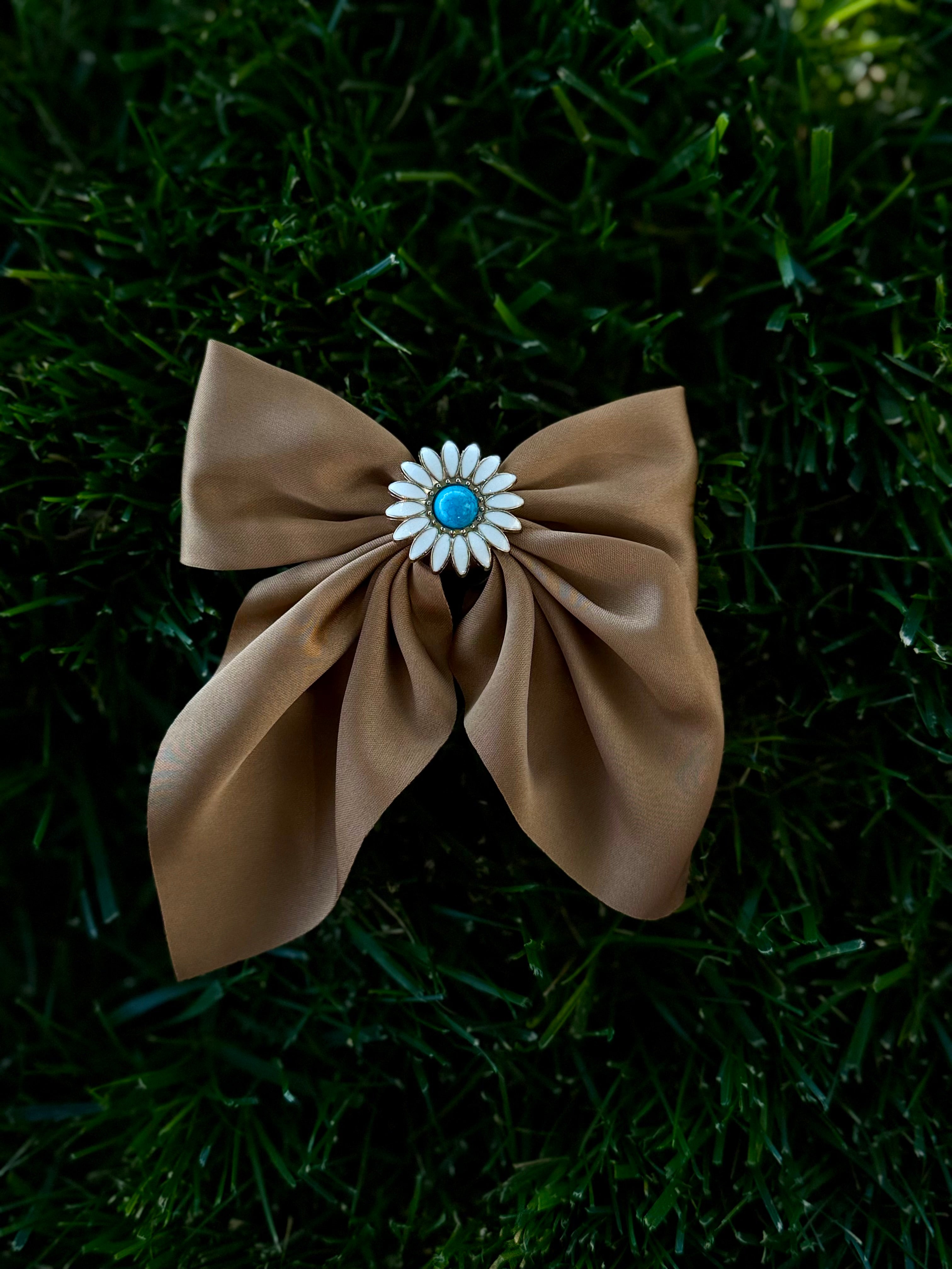 Short Daisy Bow