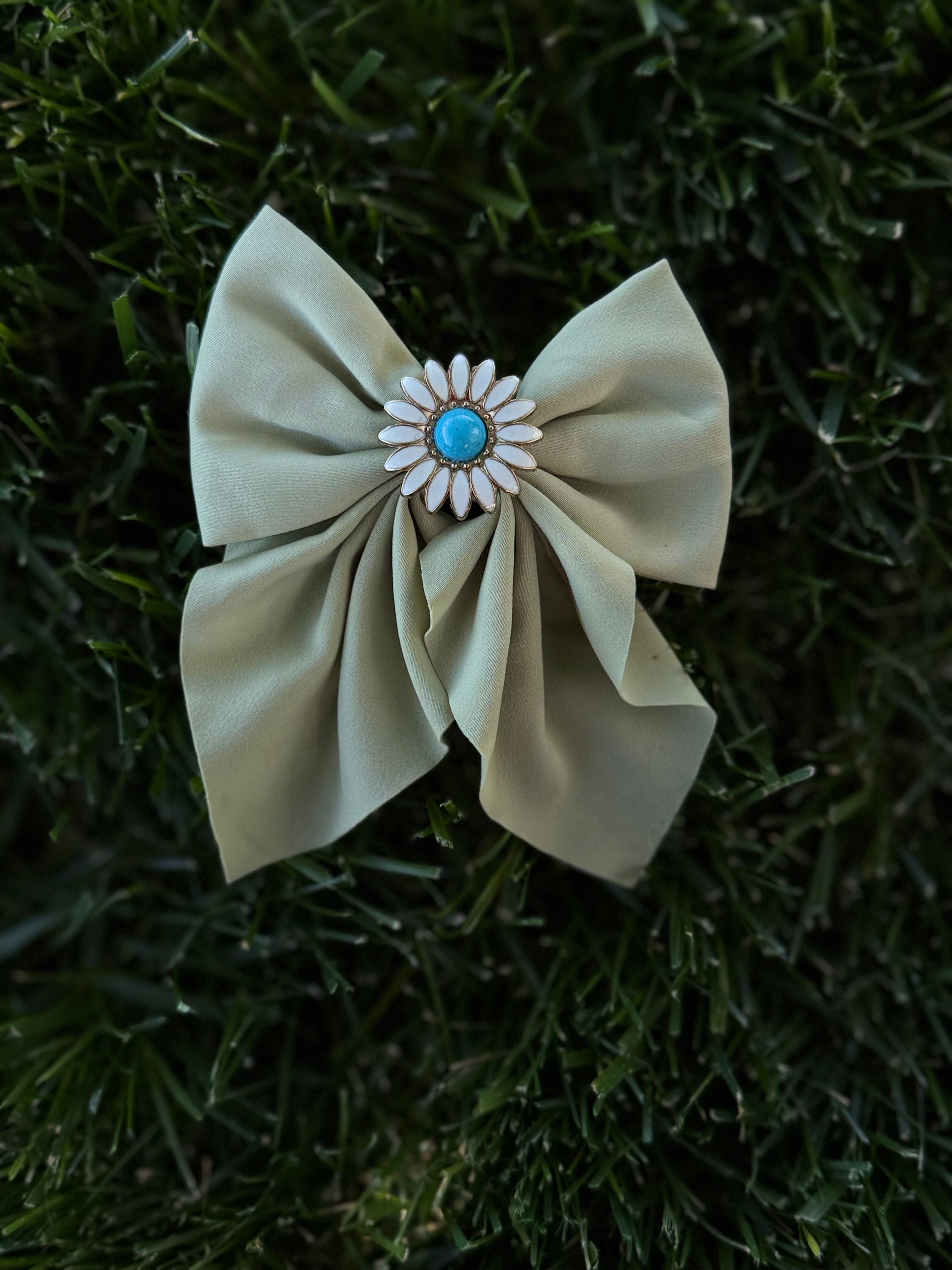 Short Daisy Bow